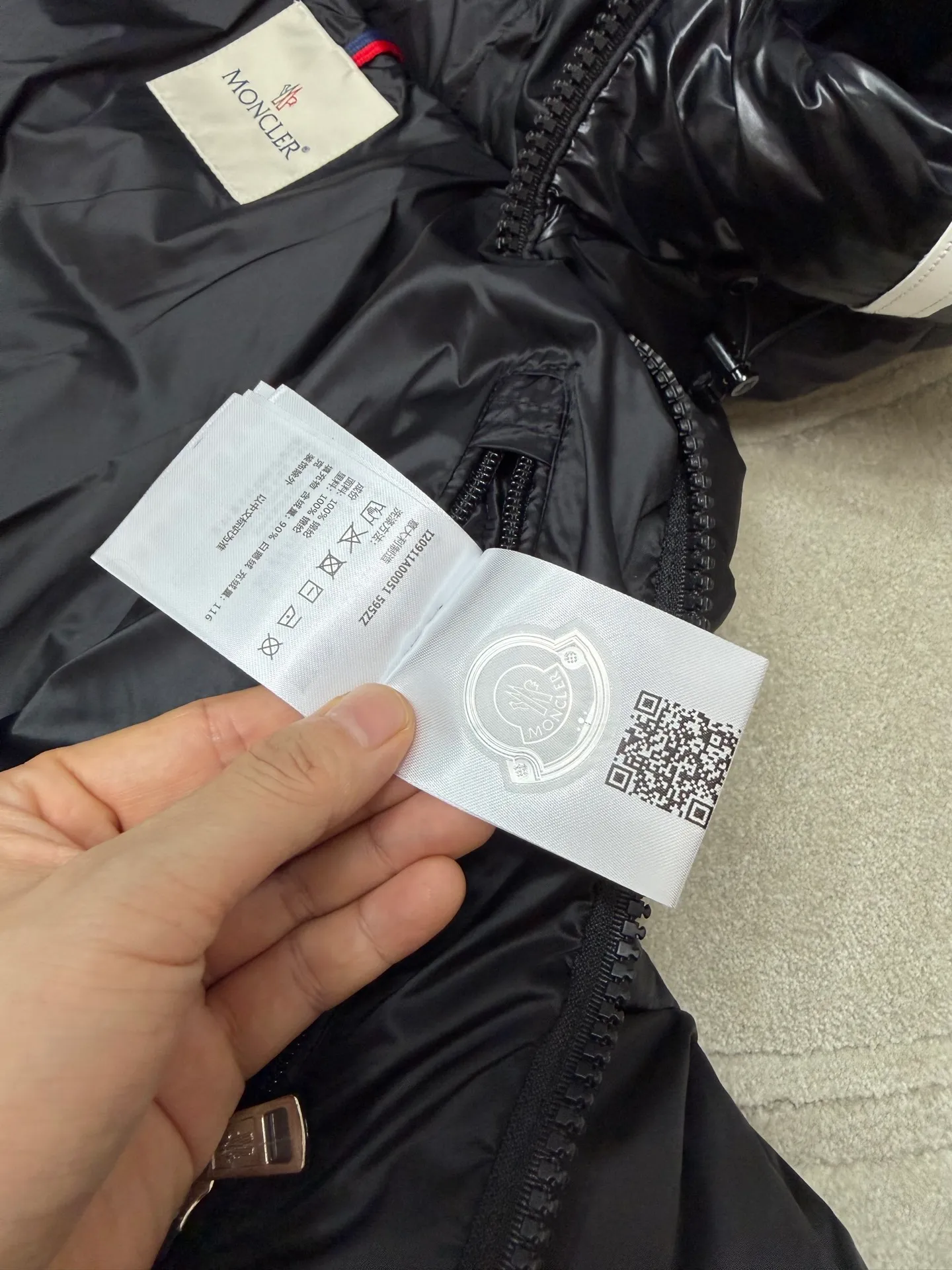moncler Moner✖Salzman️ ， Salzman ， 。 Longue Saison ， ， 。 Moner 、 。 Longue Saison Moner ， Moner ， 。 ：100% ； ：100% ； ：80% ，10% ；1 ：100% ：Black White Sizes:12345